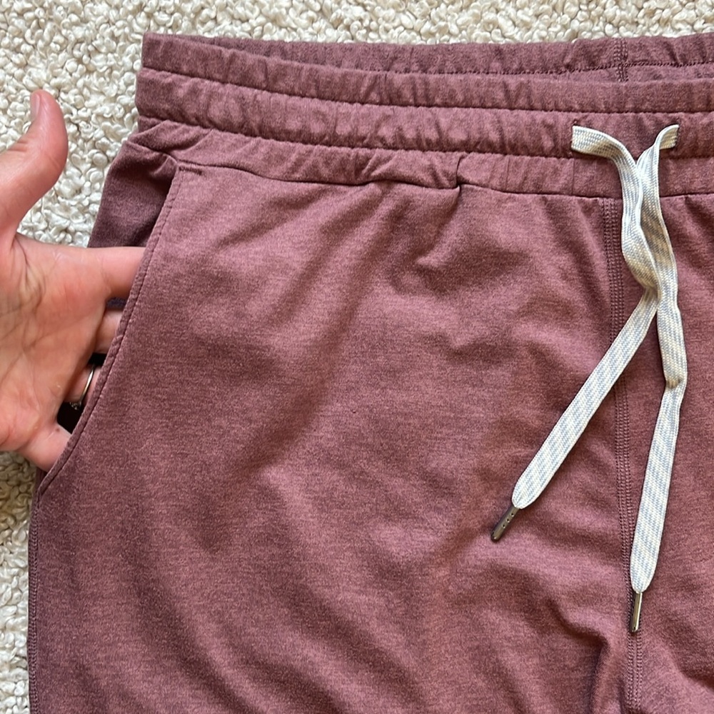 VUORI Performance Joggers Size Medium - Picture 5 of 11